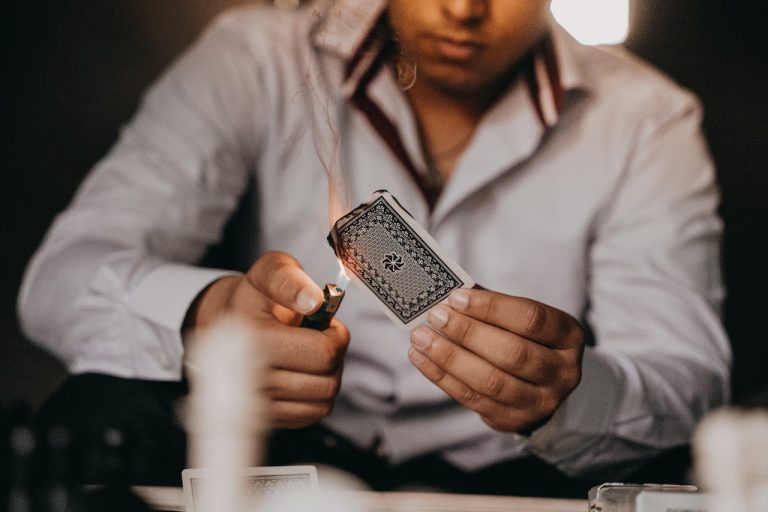 Mga Paniniwala at Saloobin sa Pagsusugal sa GemDisco Casino na Nakapagpapalala sa Pagkaadik